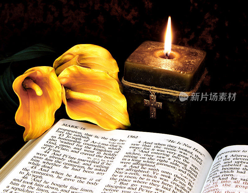 节日:复活节马蹄莲，打开圣经和蜡烛