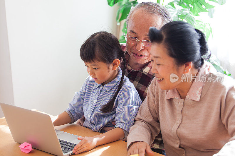 孙女教爷爷奶奶如何使用笔记本电脑
