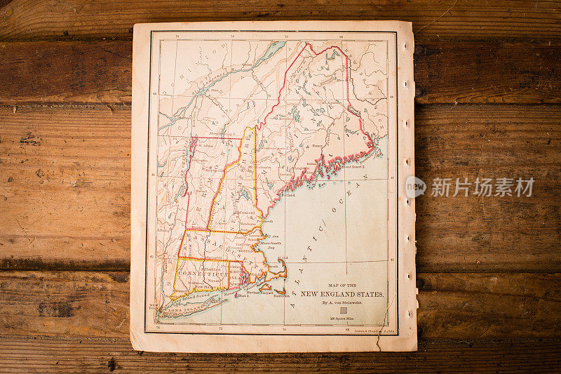 旧的，新英格兰州的彩色地图，坐在Trunk上