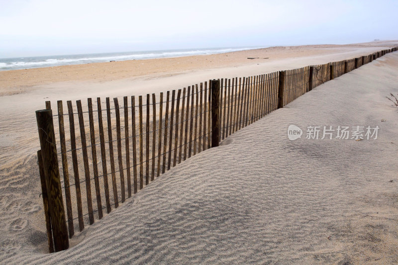 大西洋海滩与沙丘栅栏的视角