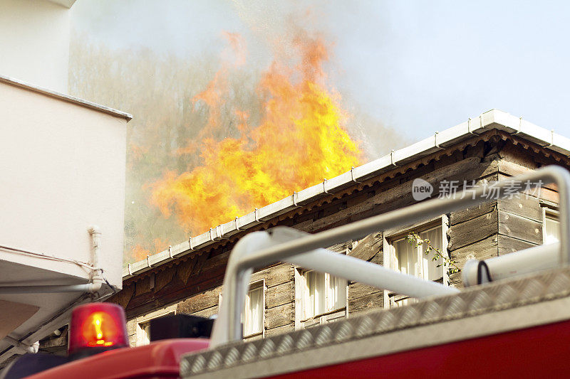 房子附近的消防车着火了