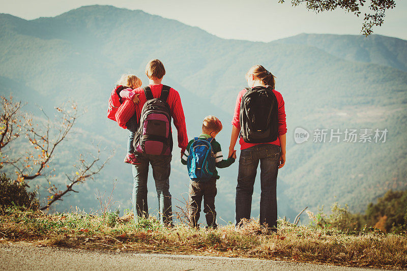 一家人带着两个孩子去爬山