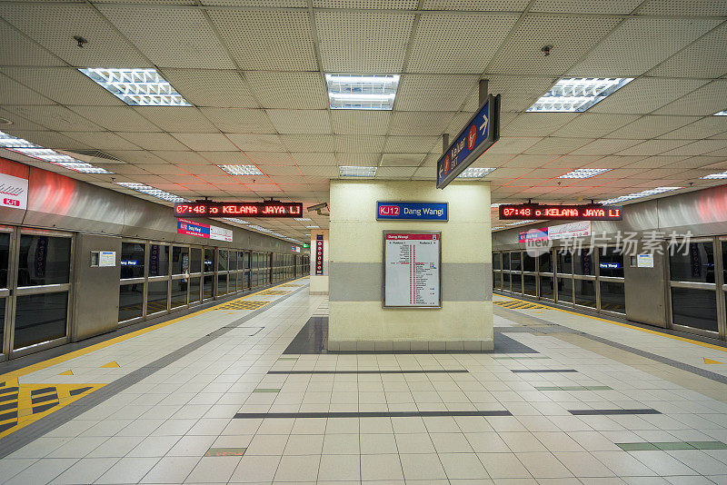 公众在吉隆坡使用轻轨交通服务