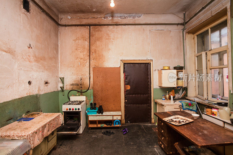 肮脏的厨房在为难民准备的临时公寓里