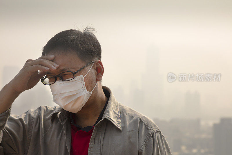 亚洲男子戴口罩防止空气污染