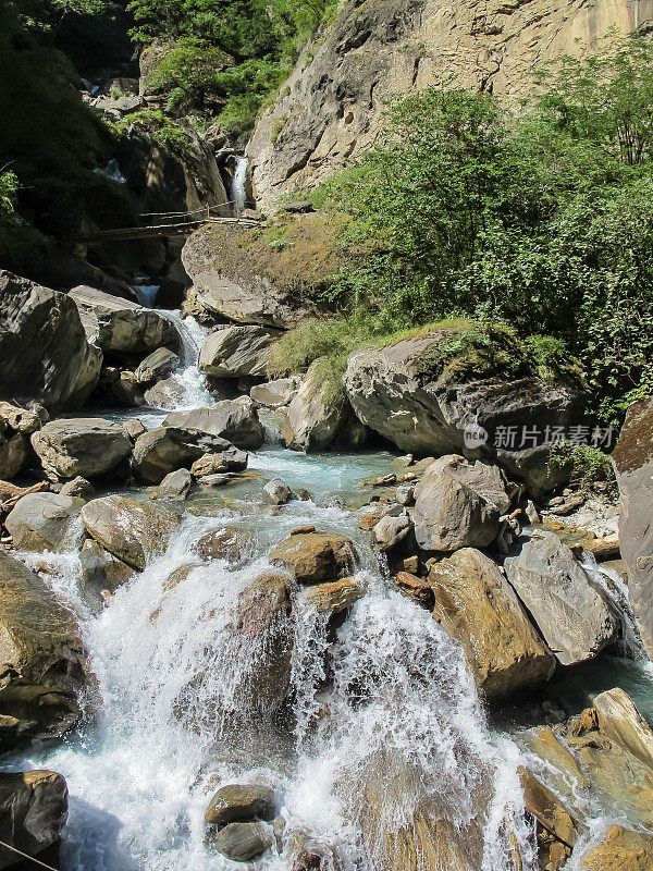 虎跳峡的瀑布和山。中国云南省。