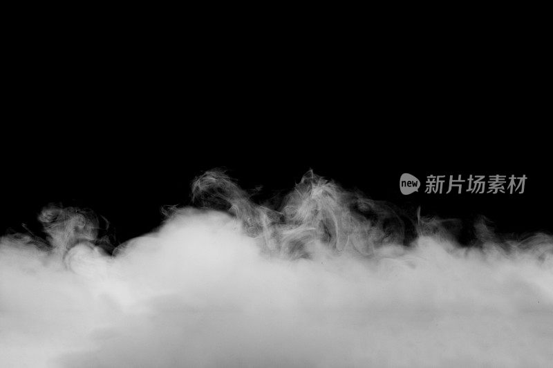抽象的雾或烟雾移动在黑色背景