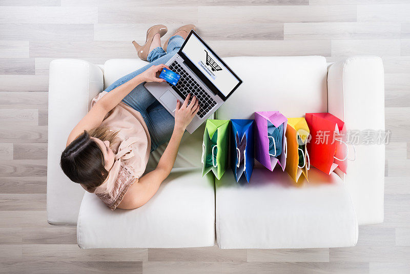 女人用笔记本电脑上网购物