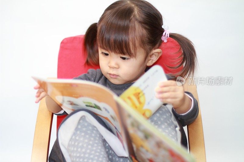 日本女孩在看图画书(2岁)