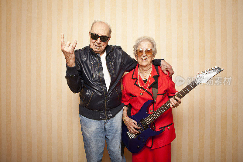 酷时尚的老年夫妇与电吉他