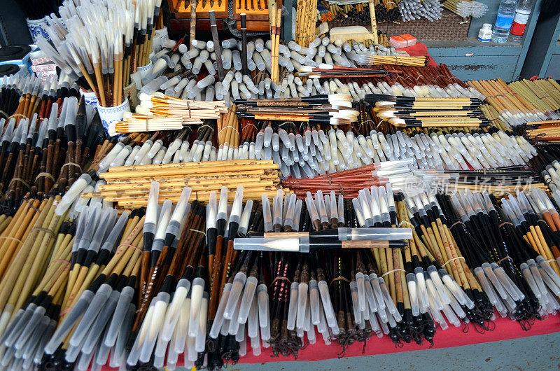 北京中国潘家园书法市场，用笔装饰，在市场上销售不同风格不同大小