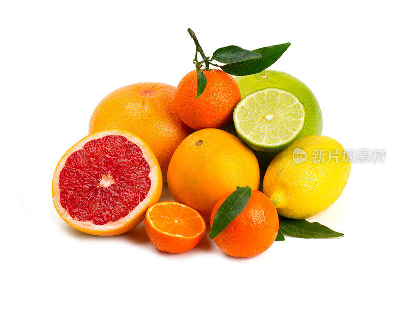 白色背景上分离的柑橘类水果
