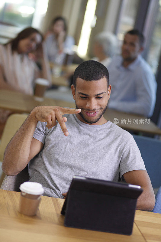 男人在数字平板电脑上视频通话