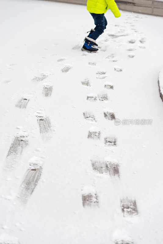 男孩在雪中行走