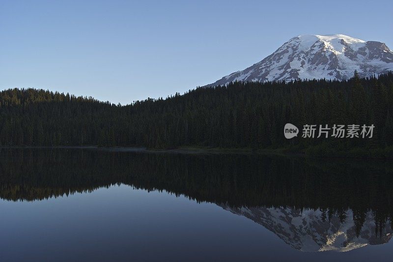 雷尼尔山的镜子