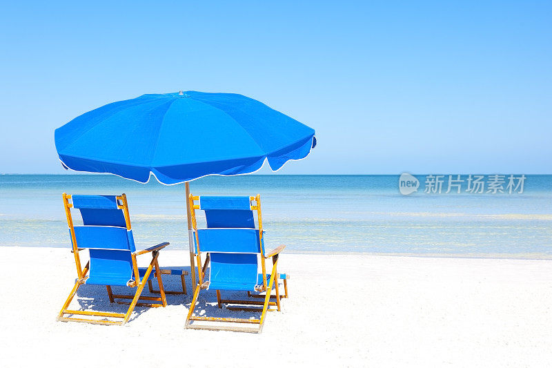 沙滩上的躺椅和雨伞