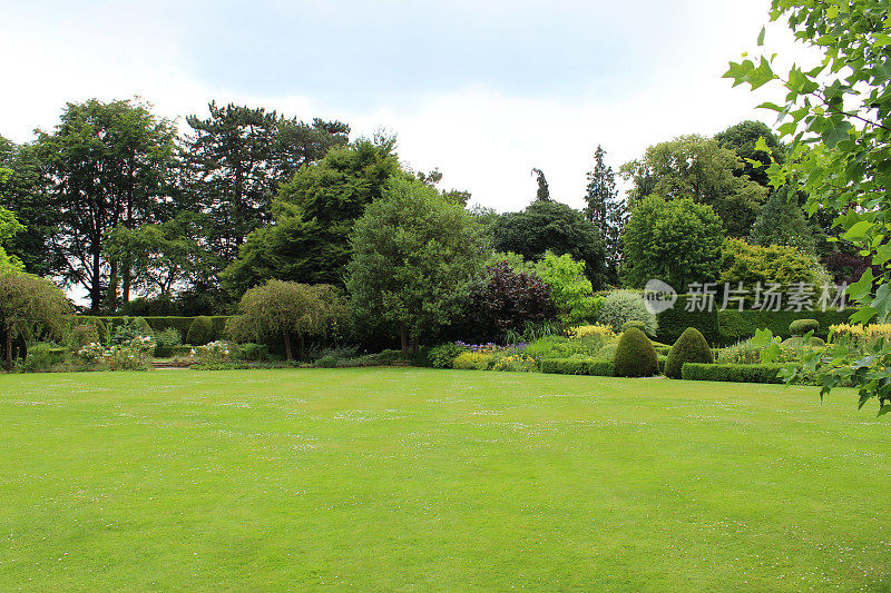 大型花园草坪草坪如保龄球绿，灌木，花，树
