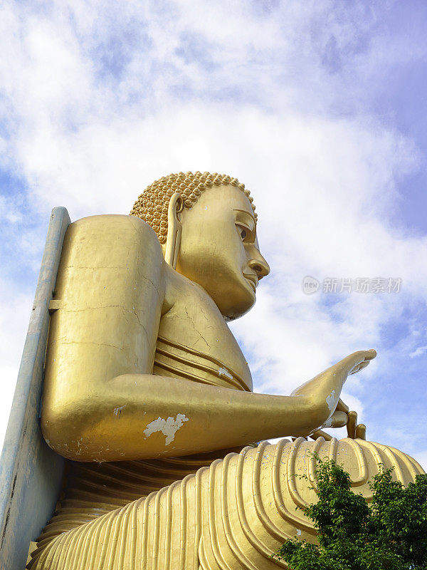 斯里兰卡丹布拉寺前的佛像