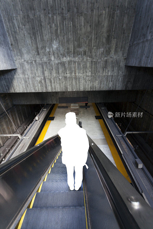 地铁自动扶梯上的白色剪影