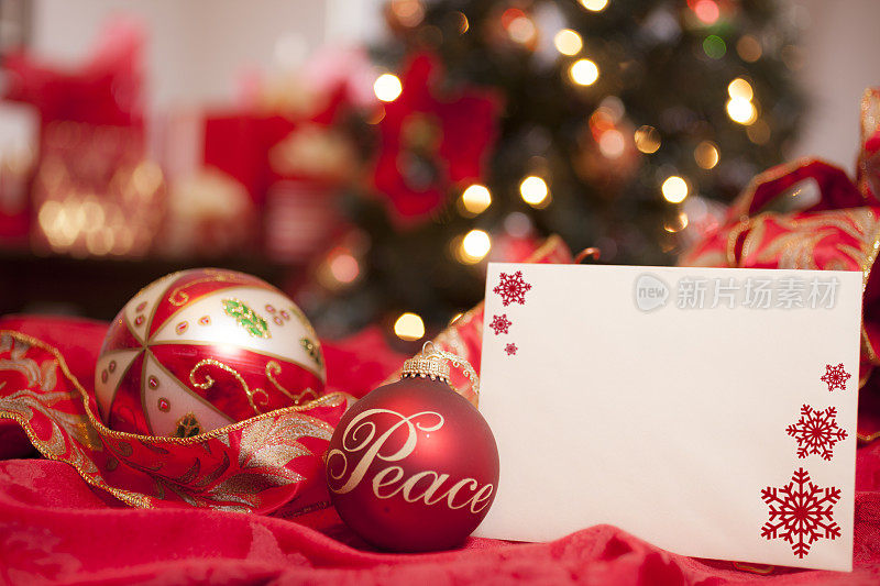 圣诞贺卡与装饰品和节日装饰的背景。