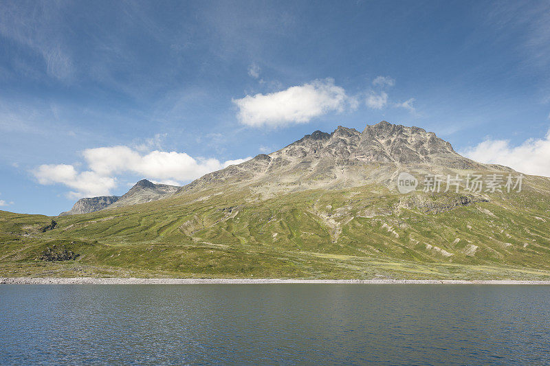 Jotunheimen国家公园的Bygdin湖和Torfinnstindene山