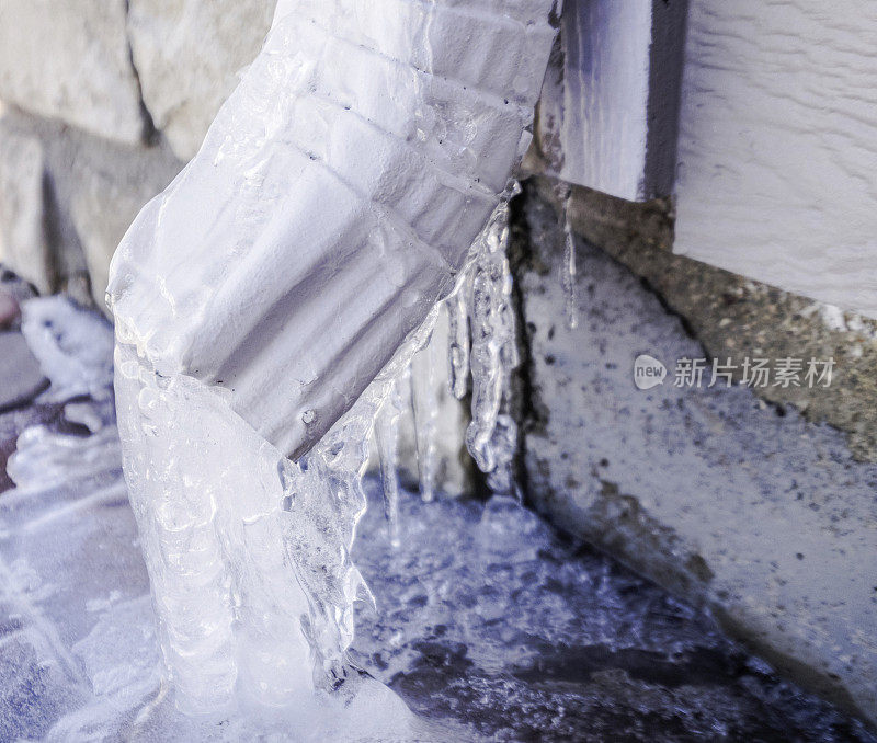 在暴风雪中，水管里的水变成了冰