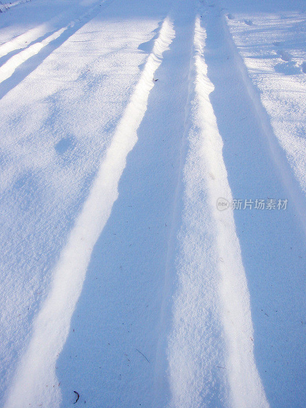 雪地上的蓝色轮胎印