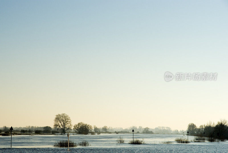 荷兰风景:灯塔淹没了IJssel河