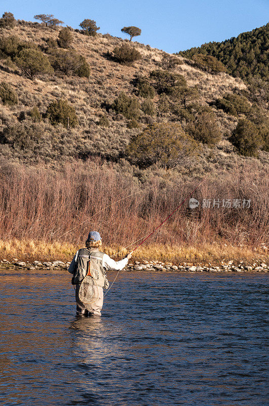 在科罗拉多河飞钓的女人
