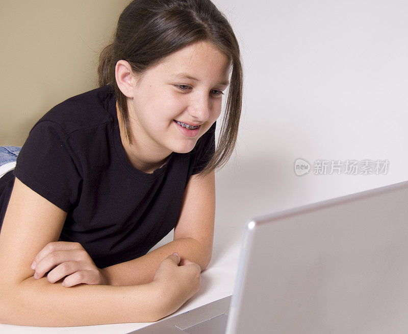 年轻女孩在用笔记本电脑