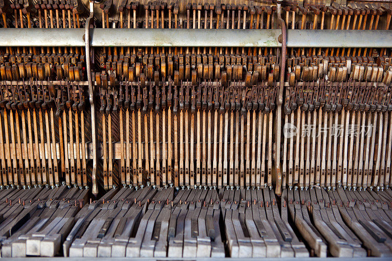 旧钢琴木质琴键的机械部件敲击琴弦