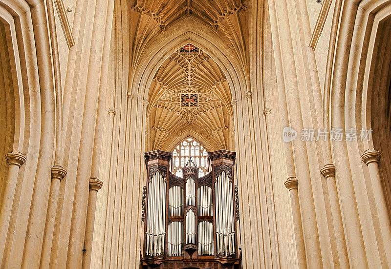哥特式教堂内部和风琴管