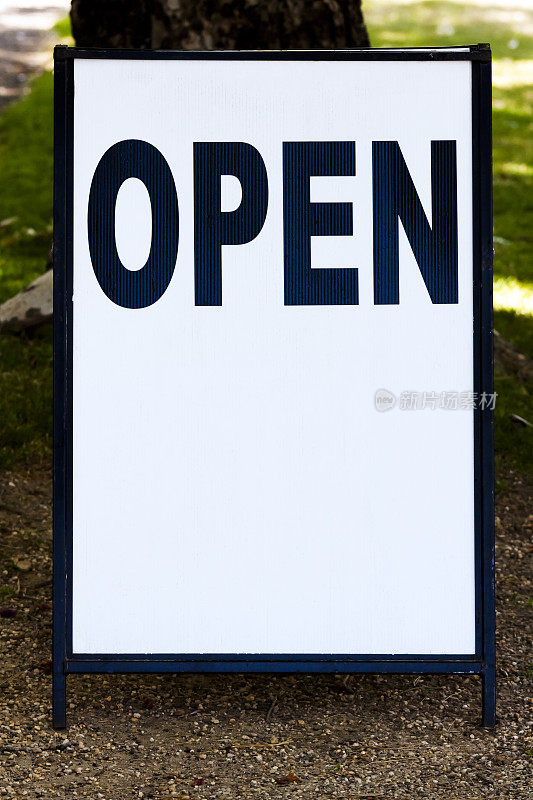 商店标志“开放”与复印空间