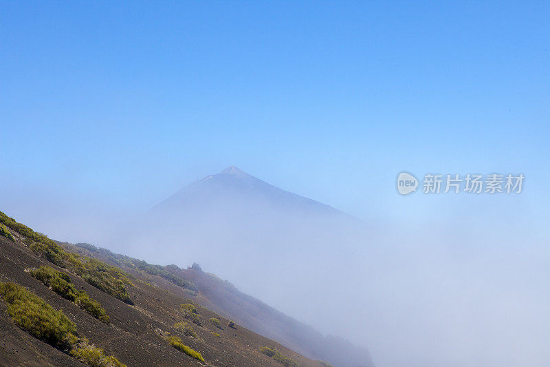 泰德峰的云之间