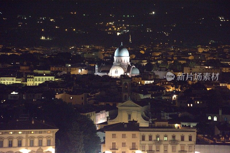 佛罗伦萨的犹太教堂和夜晚的城市景观，意大利