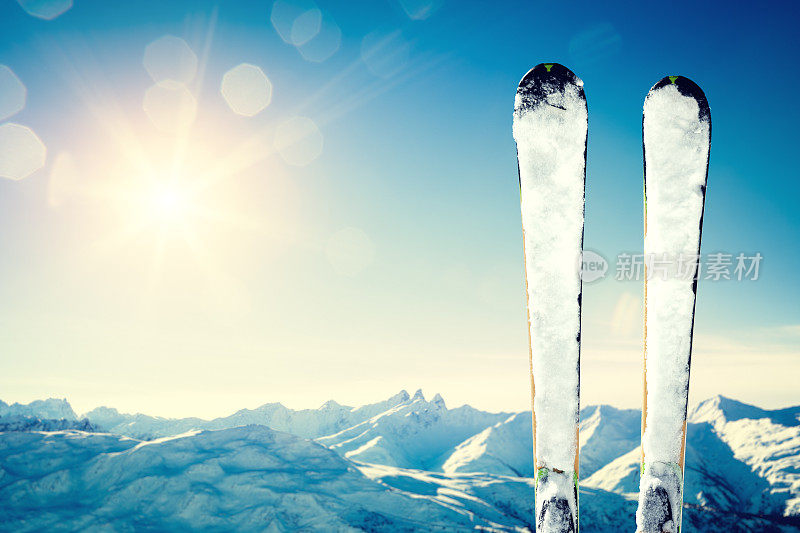 在滑雪坡顶