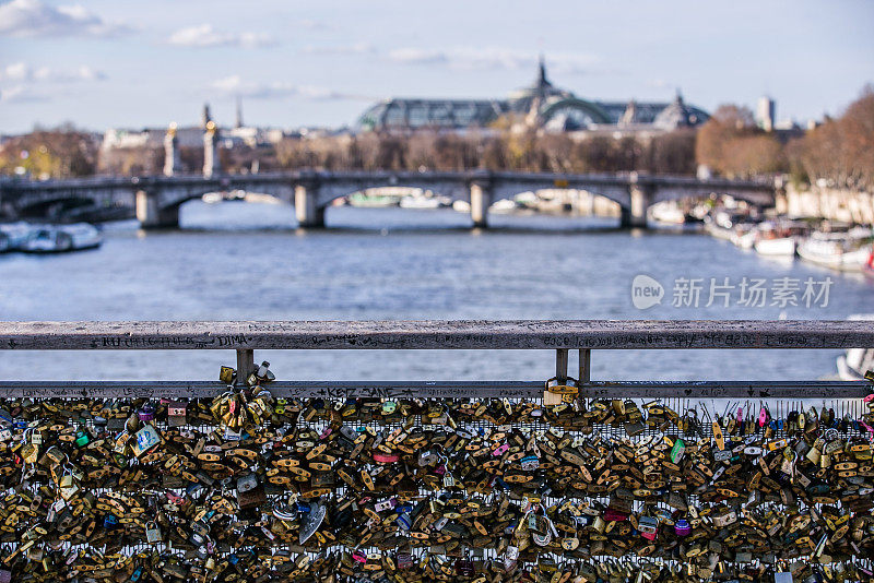 巴黎艺术桥上的爱情锁。