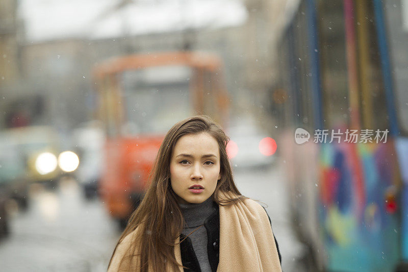 年轻的白人女孩模特走在乌克兰利沃夫大街上