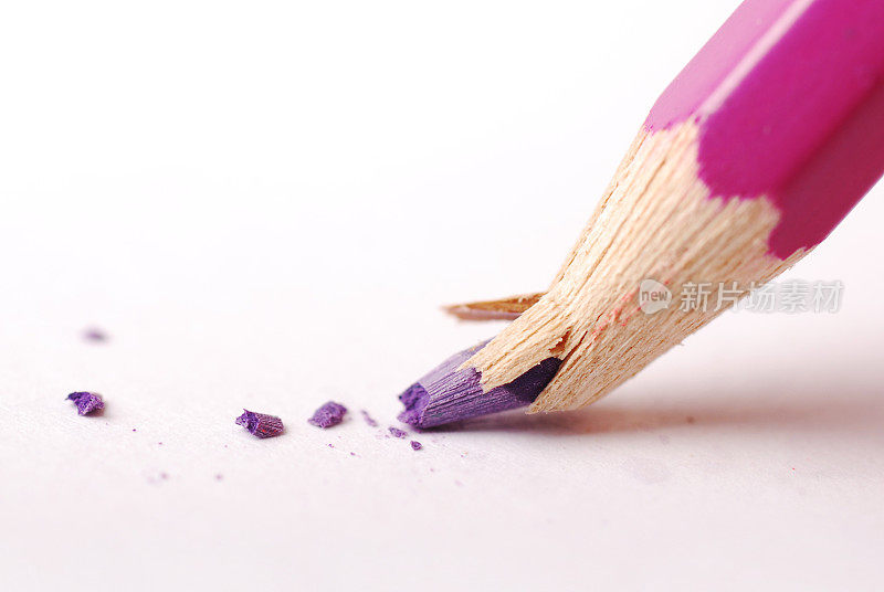 紫色的蜡笔，带着破损的笔尖