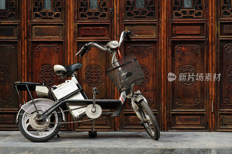 旧自行车站在中国的木墙附近