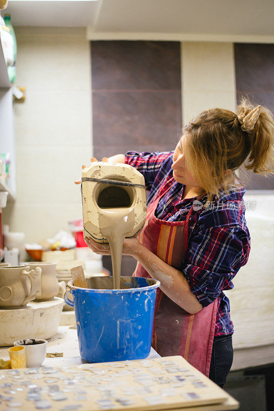 陶艺艺术家浇筑陶土