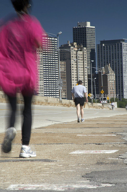 芝加哥市中心的慢跑者