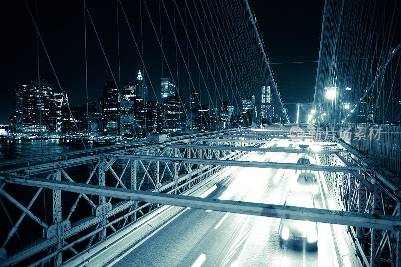 布鲁克林大桥上的车灯，色调的形象