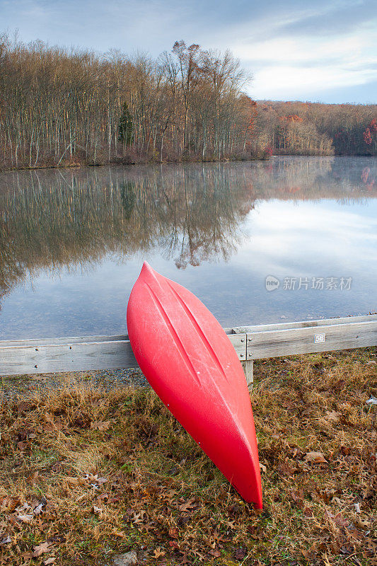 湖边的独木舟
