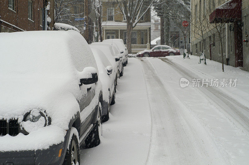 冰雪覆盖的汽车