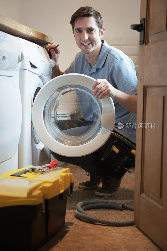 修理家用洗衣机的工程师