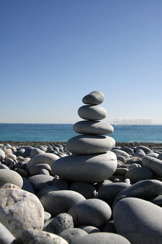 海滩上的卵石保持平衡