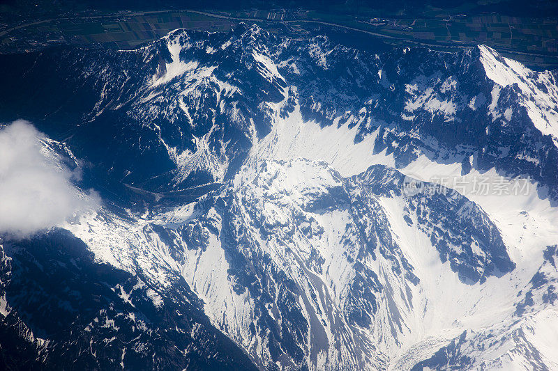 从空中看雪山