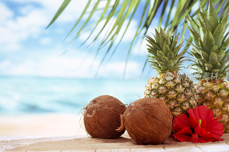 沙滩上有菠萝和椰子