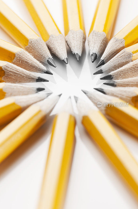 一圈黄色铅笔，笔尖在中间